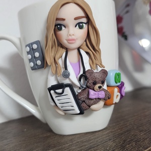 Cana personalizata cu figurina 3d pentru asistenta medicala/medic pediatru - casă & stil de viață - seturi de cadou - Artynos.ro