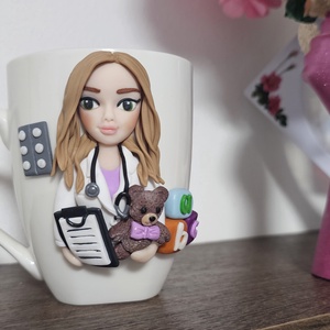 Cana personalizata cu figurina 3d pentru asistenta medicala/medic pediatru - casă & stil de viață - seturi de cadou - Artynos.ro