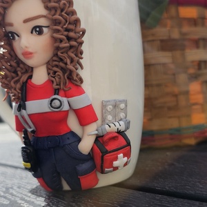 Cana personalizata cu figurina medic/asistent ambulanta/smurd - casă & stil de viață - seturi de cadou - Artynos.ro