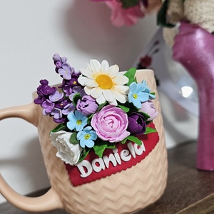 Cana personalizata cu mix de flori si placuta cu nume, Casa & Stil de viata, Seturi de cadou, Altele, Plastilina, Decorata manual din lut polimeric, fiecare cana este unica si poate fi adaptata cu florile tale pre..., ARTYNOS