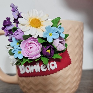 Cana personalizata cu mix de flori si placuta cu nume - casă & stil de viață - seturi de cadou - Artynos.ro