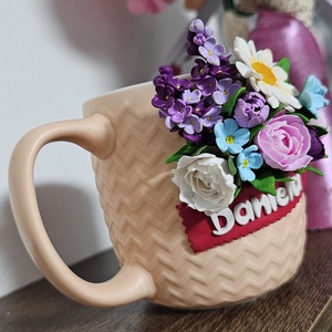 Cana personalizata cu mix de flori si placuta cu nume - casă & stil de viață - seturi de cadou - Artynos.ro