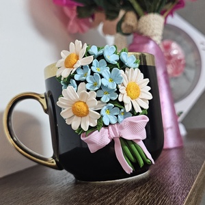 Cana personalizata mix de flori realizata manual margarete/albastrele/bujori/lalele/trandafiri, Craciun, Cadouri de Mos Craciun, Cadouri de Mos Craciun, Plastilina,    Decorata manual din lut polimeric, fiecare cana este unica si poate fi adaptata cu florile tale ..., ARTYNOS