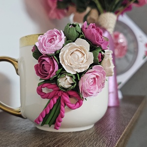 Cana personalizata mix de flori realizata manual margarete/albastrele/bujori/lalele/trandafiri 2, Craciun, Cadouri de Mos Craciun, Cadouri de Mos Craciun, Plastilina,    Decorata manual din lut polimeric, fiecare cana este unica si poate fi adaptata cu florile tale ..., ARTYNOS