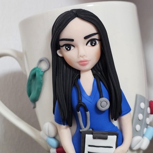Cana personalizata cu figurina 3d pentru asistenta  - Artynos.ro