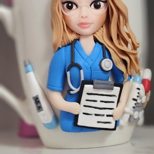 Cana personalizata cu figurina 3d pentru asistenta medicala  - Artynos.ro