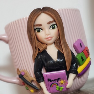 Cana personalizata cu figurina 3d profesoara/diriginta/invatatoare/educatoare - casă & stil de viață - seturi de cadou - Artynos.ro