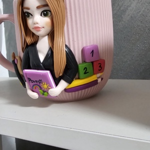 Cana personalizata cu figurina 3d profesoara/diriginta/invatatoare/educatoare - casă & stil de viață - seturi de cadou - Artynos.ro