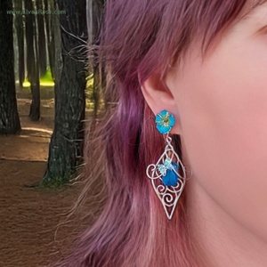 Cerceii Moonpetal Glow, Bijuterii, Cercei, Cercei si ornamente pentru urechi, Confectionarea bijuteriilor, Paseste intr-o lume de lumina lunara si magie cu Cerceii Moonpetal Glow, o pereche de cercei realiz..., ARTYNOS