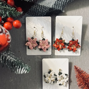 Cercei Iarna - Golden Bloom Noel, Bijuterii, Cercei, Cercei cu figurine, Lucrare cu argila, Confectionarea bijuteriilor, Flori delicate din argila polimerica cu accente de foita aurie, perfecte pentru a adauga o straluci..., ARTYNOS