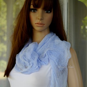 MULL-KENDŐ / albastru cer - eșarfă din tifon bătut - îmbrăcăminte și modă - eșarfe, pălării, fularuri - eșarfe - Artynos.ro