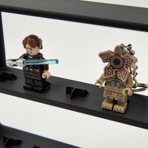 Suport pentru minifigurine LEGO (poate fi montat și pe perete) - casă & stil de viață - organizare & depozitare - organizator birou - Artynos.ro
