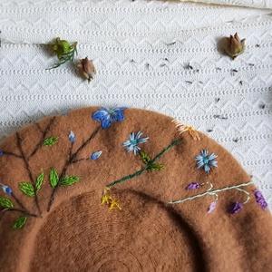 Bereta brodata manual  - îmbrăcăminte și modă - eșarfe, pălării, fularuri - căciulă - Artynos.ro