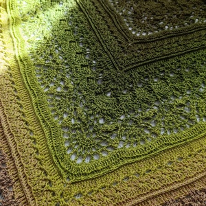 Sal crosetat manual eleganta in tonuri de verde si pamant - Artynos.ro
