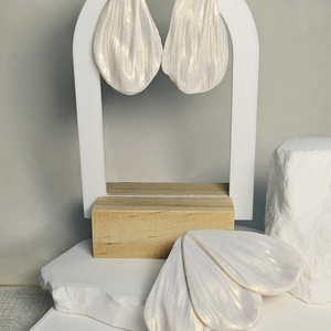 Set Petale, Accesorii nunta, Bijuterii mireasa, Cercei mireasa, Altele, Set Petale, cercei si brosa,de culoare alb sidefat., ARTYNOS