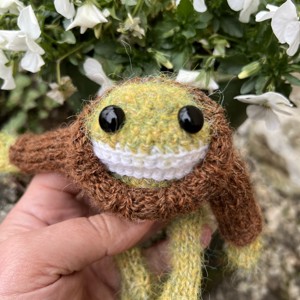 Broasca care așteaptă primăvara � Figurină unică, tricotată manual (14 cm) - accessorii și unelte - accesorii decorative - figurine - Artynos.ro