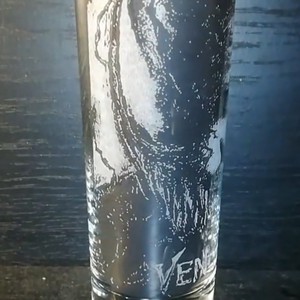 Pahar de sticlă cu modelul lui Venom și Eddie Brock (Tom Hardy)  -  - Artynos.ro