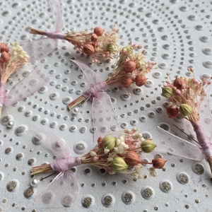 Cocarde - accesorii nuntă - amintiri și cadouri de nuntă - cadouri de bun venit nuntă - Artynos.ro