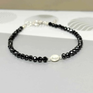 Bratara perla cultura si turmalina neagra - Pearl Eclipse - bijuterii - brățări - brățări din mărgele - Artynos.ro