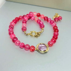 Colier din agate fucsia si cuart roz, Bijuterii, Coliere, Coliere din pietre semipretioase, Altele, Colier realizat din agate fucsia de 8 mm, piesa centrala din cuart roz-lila, montata intr-un cadru ..., ARTYNOS