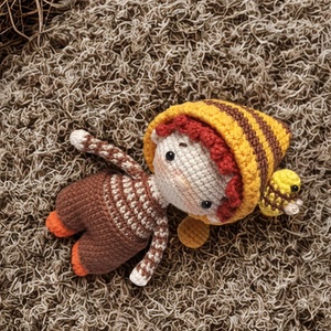 Zümi Zsombi � Albbinuță elf din amigurumi premium croșetată manual (16-17 cm) - jucării și echipamente pentru copii - plușuri - păpușă croșetată, păpușă de pluș - Artynos.ro
