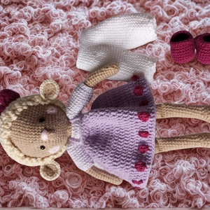 Oiuță Lili � Jucărie premium croșetată amigurumi cu hăinuțe detașabile (27 cm) - jucării și echipamente pentru copii - plușuri - păpușă croșetată, păpușă de pluș - Artynos.ro