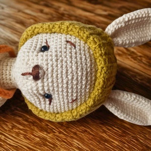 Iepurasul Hoppy – Papusa premium crosetata cu pantonasi de toamna (24 cm), Jucarii si echipamente pentru copii, Plusuri, Iepure de plus, Crosetat, Cusatura, Faceti cunostinta cu Hoppy, cel mai dragut si curios iepuras de la eNKi's world, imbracat deja in h..., ARTYNOS