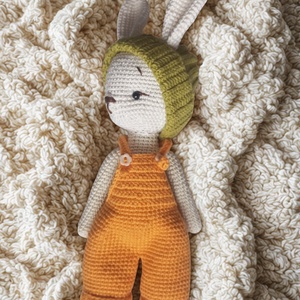 Iepurașul Hoppy � Păpușă premium croșetată cu pantonași de toamnă (24 cm) - jucării și echipamente pentru copii - plușuri - iepure de pluș - Artynos.ro
