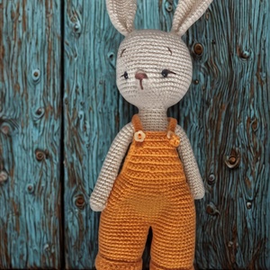 Iepurașul Hoppy � Păpușă premium croșetată cu pantonași de toamnă (24 cm) - jucării și echipamente pentru copii - plușuri - iepure de pluș - Artynos.ro