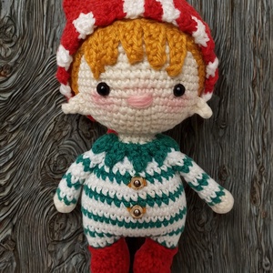 Spiridusul Mimó � Mini papusa premium crosetata in pijamale de Craciun (14 cm) - Artynos.ro