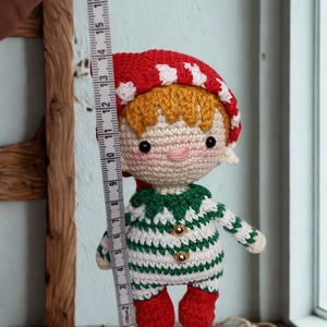 Spiridușul Mimó � Mini păpușă premium croșetată în pijamale de Crăciun (14 cm) - jucării și echipamente pentru copii - plușuri - elfi - Artynos.ro