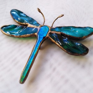 Broșă exclusivă cu libelulă iridescentă albastră - bijuterii - broșe - Artynos.ro