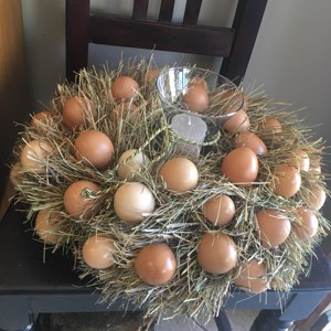 Decor de masă Coroană de ouă de primăvară cu lumânare și vază - decor de masă exclusiv -  - Artynos.ro