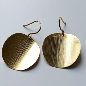 Cercei minimaliști, unici, din alamă frumos strălucitoare -  - Artynos.ro Cercei minimaliști, unici, din alamă frumos strălucitoare -  - Artynos.ro