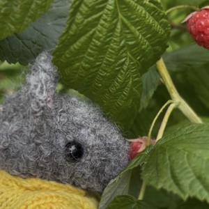 Șoricel de pădure tricotat manual, îmbrăcat într-un pulover galben -  - Artynos.ro
