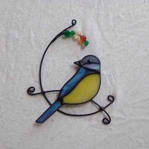 BLUE CINEGE pe o ramură de copac TIFFANY Suncatcher / fereastră decor pentru iubitorii de natură - casă & stil de viață - accesorii pentru decorat casa - decorațiuni de geam și decorațiuni de ușă  - decor ferestre și autocolant pentru geam - Artynos.ro