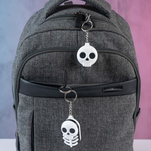 Suport universal AirTag - securitate în stil! -  - Artynos.ro