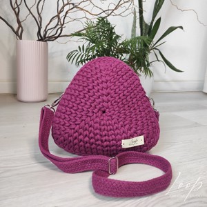 Geanta triunghiulara crosetata, purtata pe umar � piesa unica realizata manual, in culoarea amarant, Genti si portofele, Genti de mana si umar, Genti de umar, Crosetat, ARTYNOS