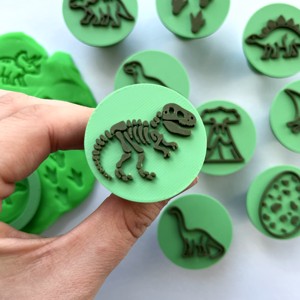 Set de ștampile și înțepătoare pentru prăjituri cu dinozauri Gyurma � 2 în 1!  -  - Artynos.ro