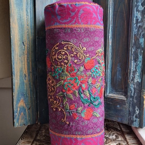 Perna cilindrica brodata cu struguri violet, Casa & Stil de viata, Echipament pentru camera copiilor, Perna decor pentru copii, Cusatura, Broderie, ARTYNOS