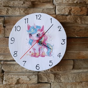Ceas de perete din lemn decorat cu unicorn -  - Artynos.ro