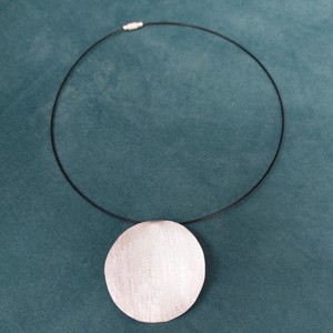 Pandantiv circular minimalist din aluminiu, cu șuvițe -  - Artynos.ro Pandantiv circular minimalist din aluminiu, cu șuvițe -  - Artynos.ro