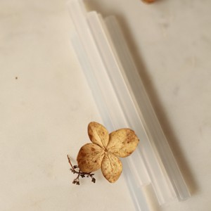 BETE DE CEARA TRANSPARENTE SI DE CURATARE PENTRU PISTOL DE TOPIT - 6 BUCATI, , , J. Herbin tije de ceara cu sigiliu francez pentru pistol de topit.
O tija de ceara cu diametrul de ..., ARTYNOS