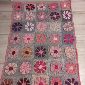 Pătură pufoasă stil granny square cu flori - Artynos.ro