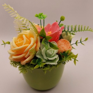 Flori de sapun in vas ceramic verde, Casa & Stil de viata, Accesorii pentru decorat casa, Decoratiuni de masa si decoratiuni pentru rafturi , Sticle ornamentale, Fabricare de sapun, Aranjament de flori, ARTYNOS