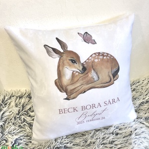Cadou pentru petrecerea bebelușului, căprioară și fluture, pernă suvenir cu detalii unice, pentru botez, decor pentru ca - casă & stil de viață - textile de casă - perne - Artynos.ro