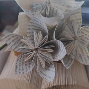 Inimă cu nume și număr, sculptură de carte cu decor din flori de hârtie - casă & stil de viață - accesorii pentru decorat casa - decorațiuni de masă și decorațiuni pentru rafturi  - sculptură de carte, carte pliată - Artynos.ro