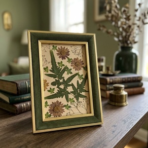 Tablou Botanic cu Flori Presate si Rama din Catifea � Editie Handmade 15x20 cm, Casa & Stil de viata, Decoratiuni de casa, Decoratiuni de masa si rafturi, Suport de carte, Aranjament de flori, ARTYNOS