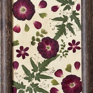 Tablou Botanic Minimalist � Compoziție cu Trandafiri Vișinii și Ferigă Presată, Ramă Lemn 16x21 cm - casă & stil de viață - decorațiuni de casă - accesorii florale - buchete de flori - Artynos.ro