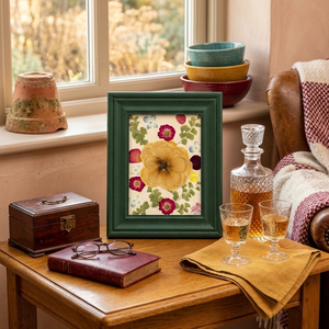 Tablou Botanic cu Flori Presate si Rama Verde, Casa & Stil de viata, Decoratiuni de casa, Accesorii florale, Buchete de flori, Aranjament de flori, Acest tablou decorativ este realizat dintr-o selectie de flori si frunze naturale, conservate prin ..., ARTYNOS